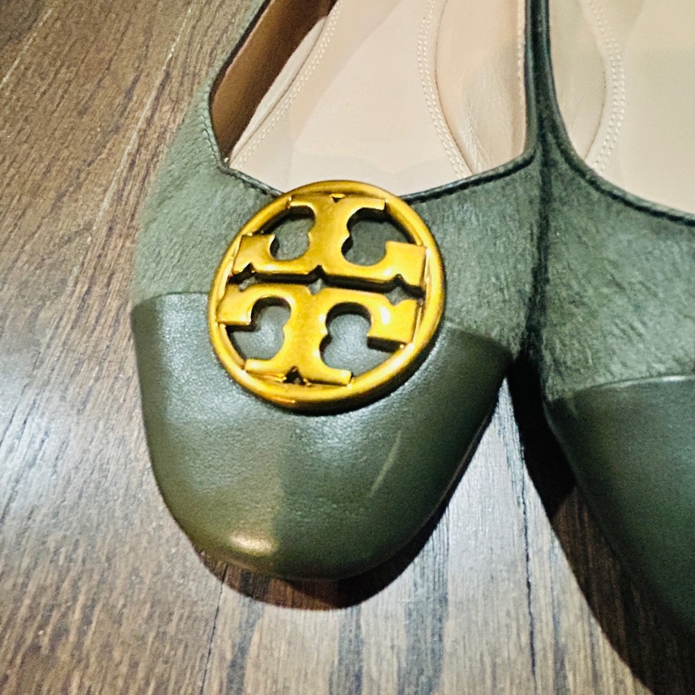 Tory Burch Olive Green Logo Ballet Flats with Gold Emblem - Size 8.5 - Picture 2 of 6